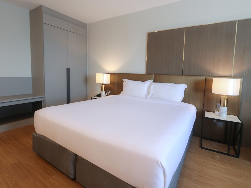Deluxe Room, 1 King Bed, River View photo 2