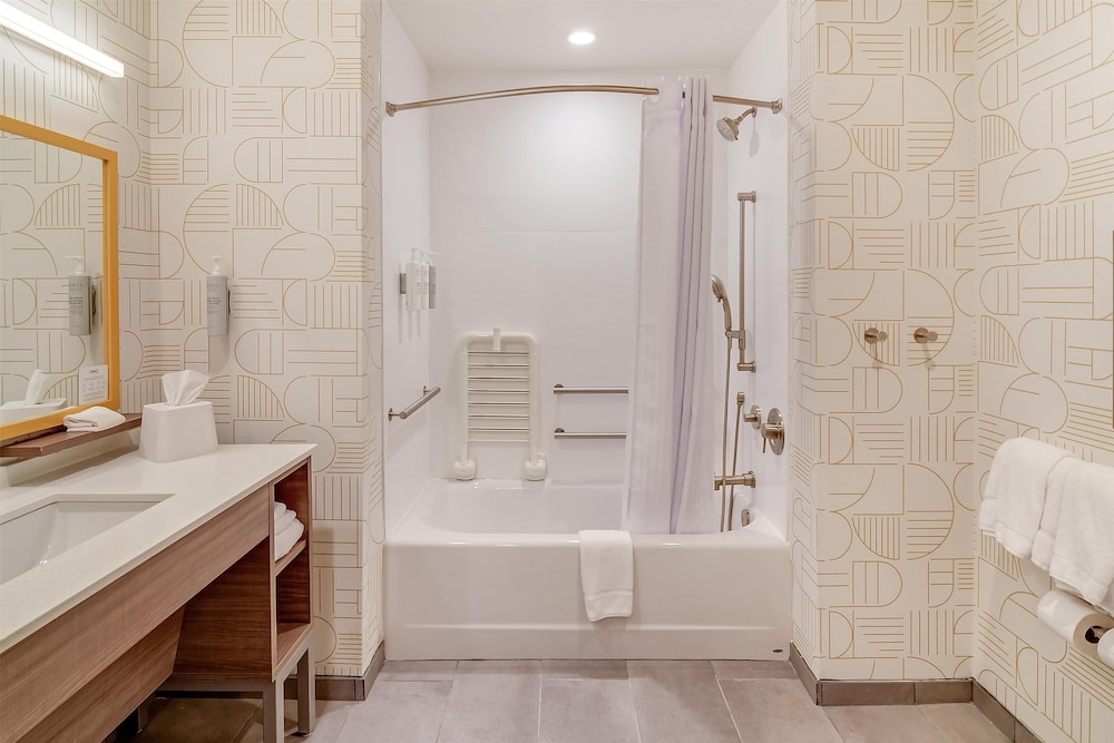 Studio, 1 King Bed, Accessible, Bathtub (Mobility & Hearing)