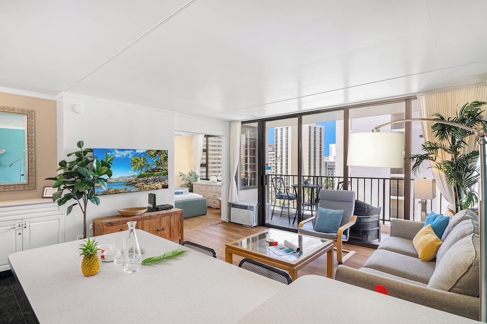 Premium Remodeled Condo with Ocean View and Parking: Premium Apartment, 1 King Bed with Sofa bed, Kitchen, Ocean View (0168) photo