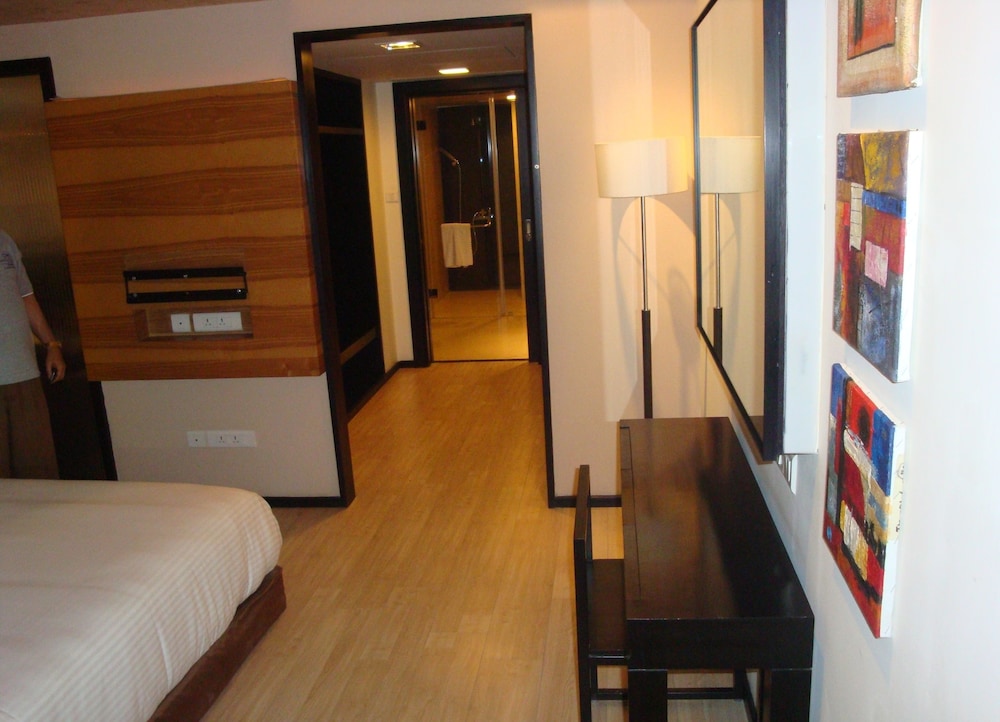 Executive Suite, 2 Twin Beds - Photo 2