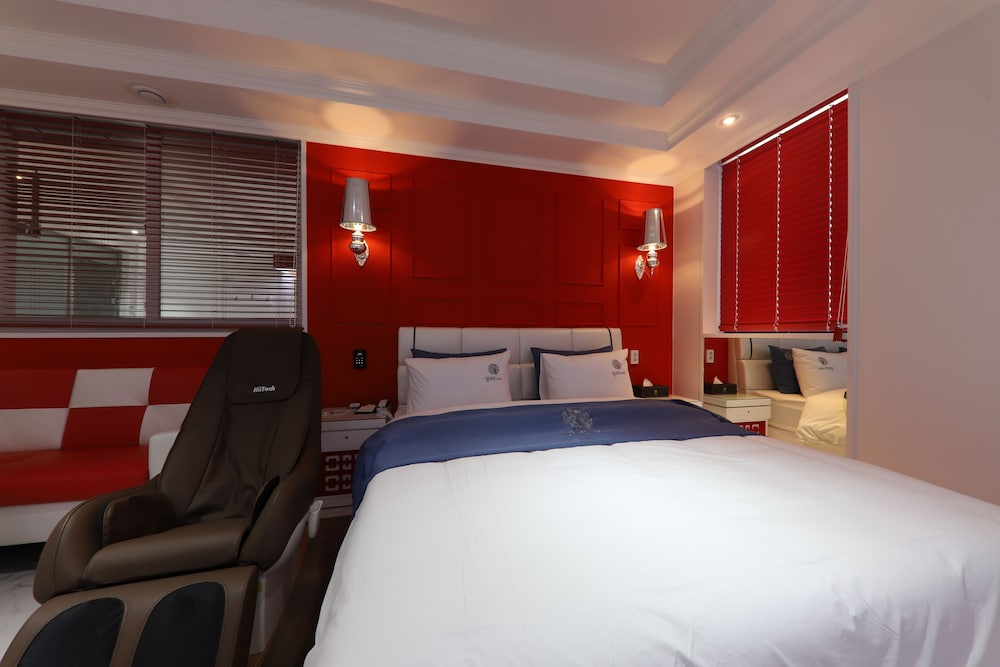 Deluxe Room, Jetted Tub - Photo 4