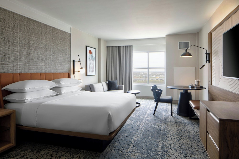 Club Room, 1 King Bed with Sofa bed (Hearing Accessible) - Photo 3