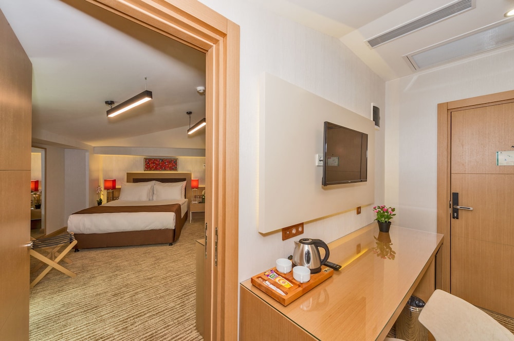 Family Room, 2 Bedrooms, 2 Bathrooms, City View photo 3
