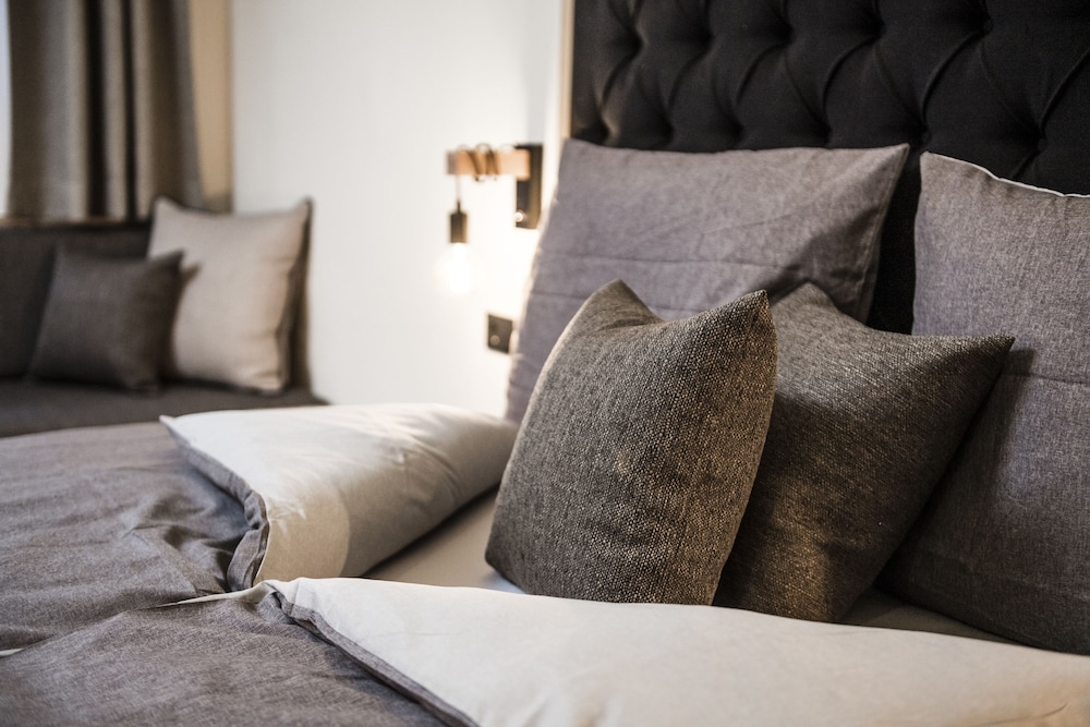 Family  Suite (FAMIL)