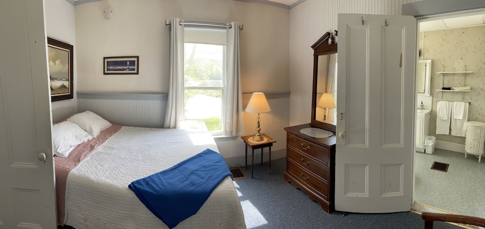 Deluxe Suite, 1 King Bed, Kitchenette photo 2