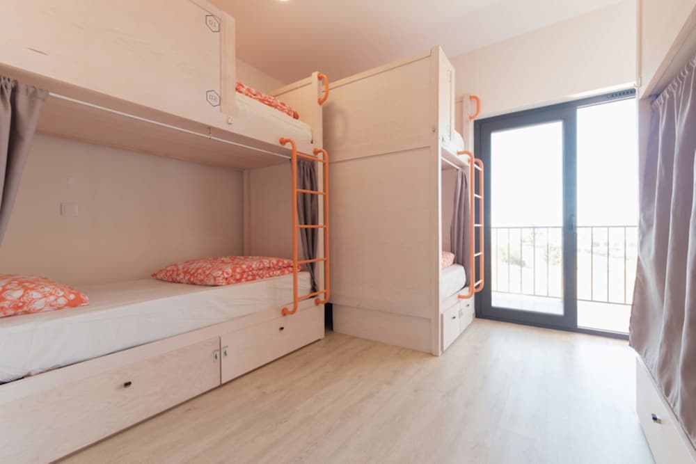 Bed in a 6-mix dorm Ensuite w/Ocean View