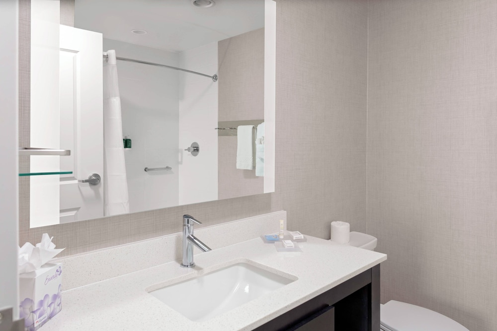 Suite, 1 Bedroom, Corner - Photo 8