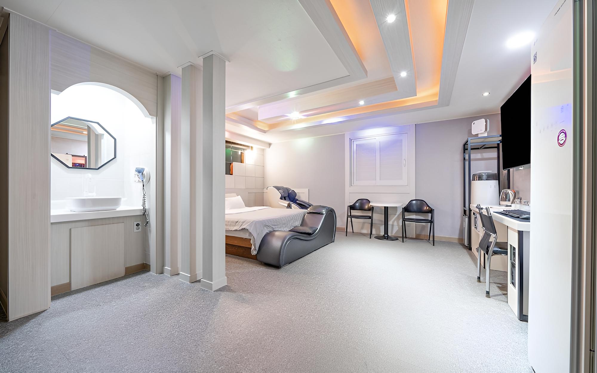 Room (VIP suite (75 inches TV massage chair)