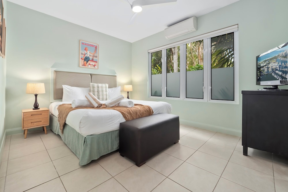 Ground Floor Retro 1 Bedroom with great pool access (3314)