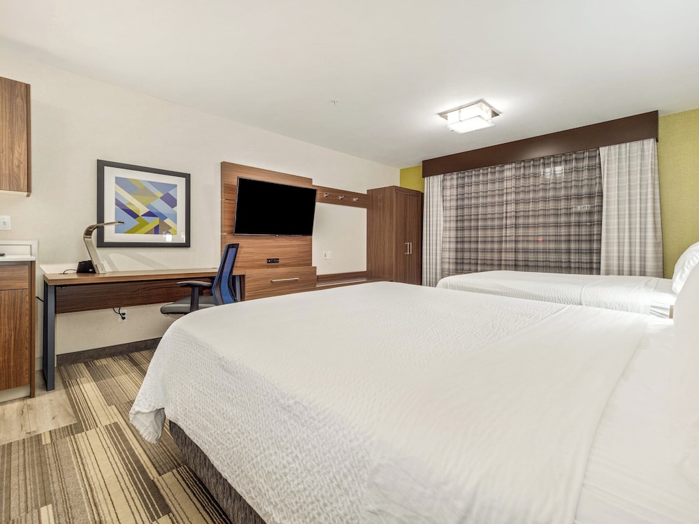 Suite, Multiple Beds (Extra Floor Space) photo 2