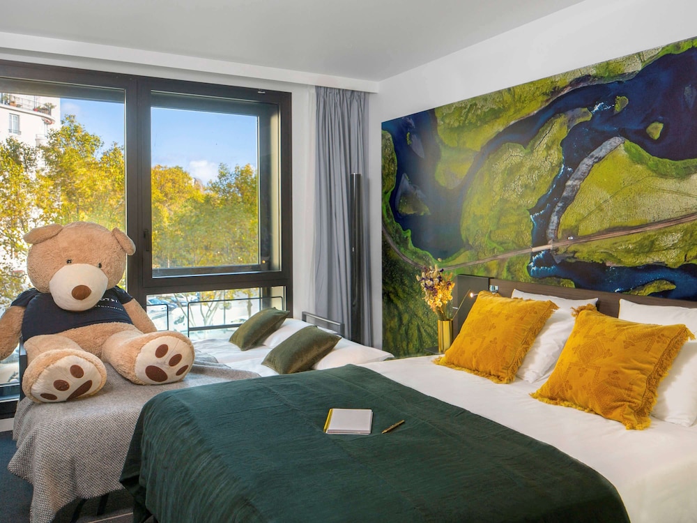 Family Room, 1 Queen Bed with Sofa bed thumbnail 6