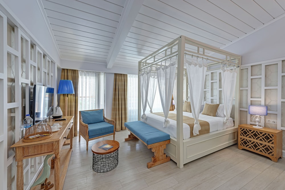 Deluxe Room, Jetted Tub, Partial Sea View photo 3