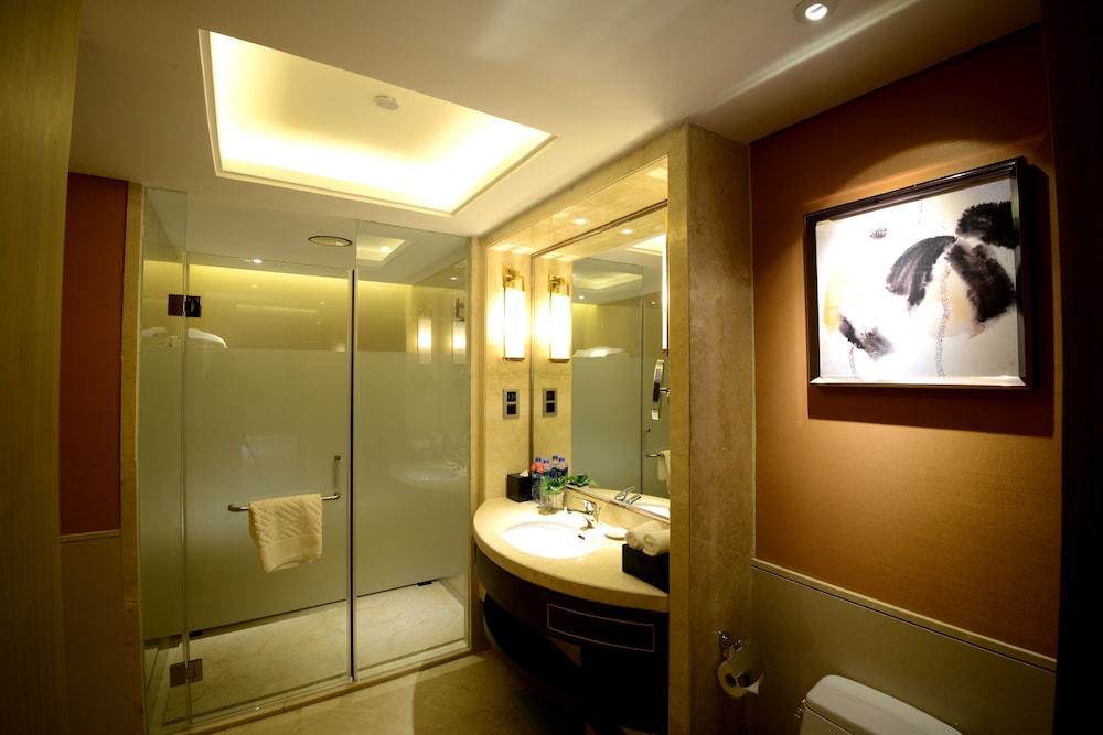 Deluxe Room, 1 King Bed, Smoking, City View photo 3