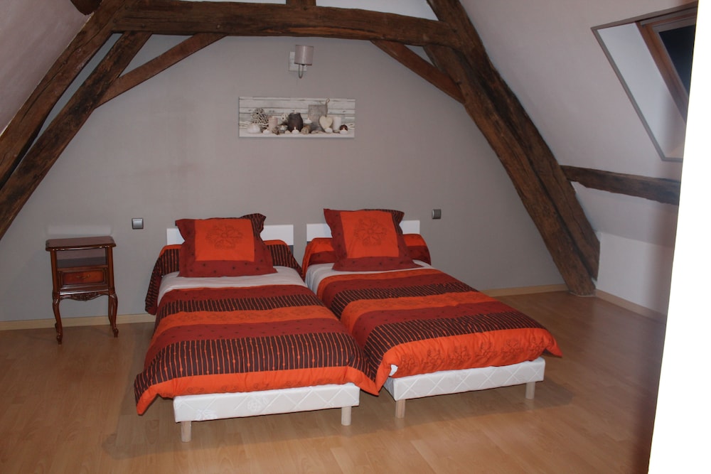 Club Room, 2 Twin Beds, Shared Bathroom photo 1