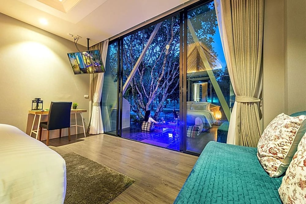 Honeymoon Suite - Photo 2