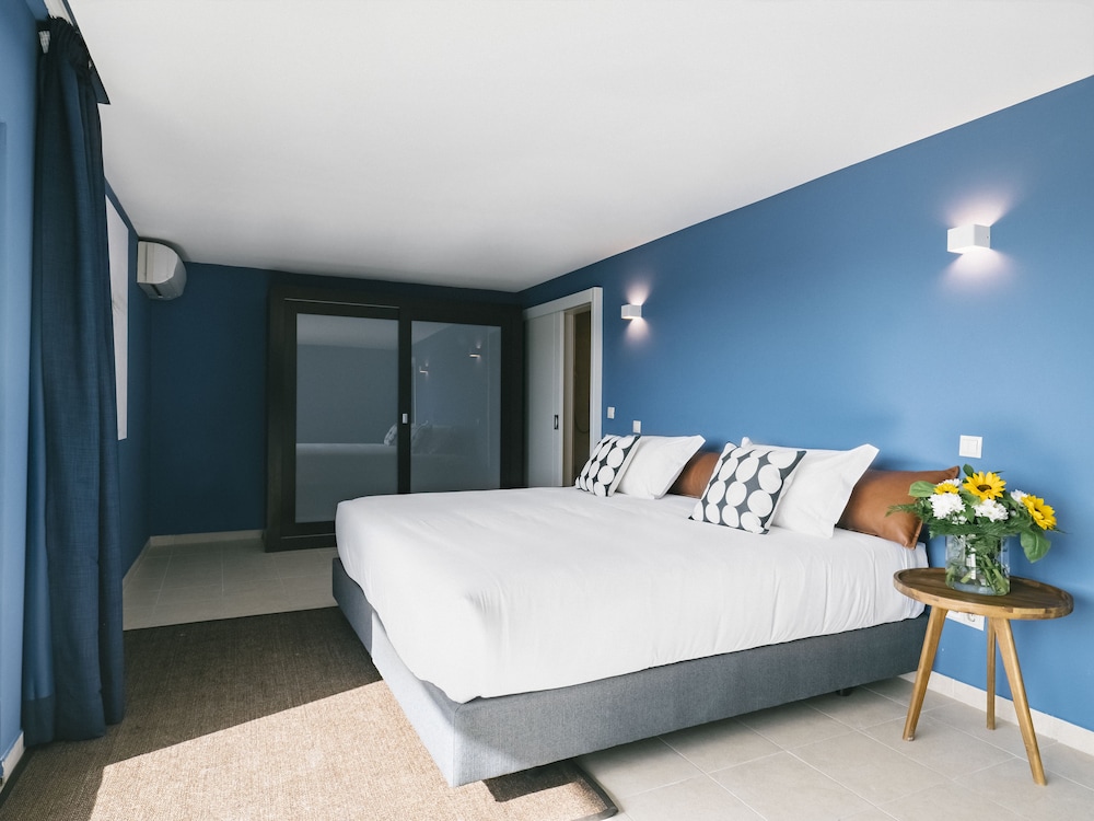 Superior Double or Twin Room thumbnail 6