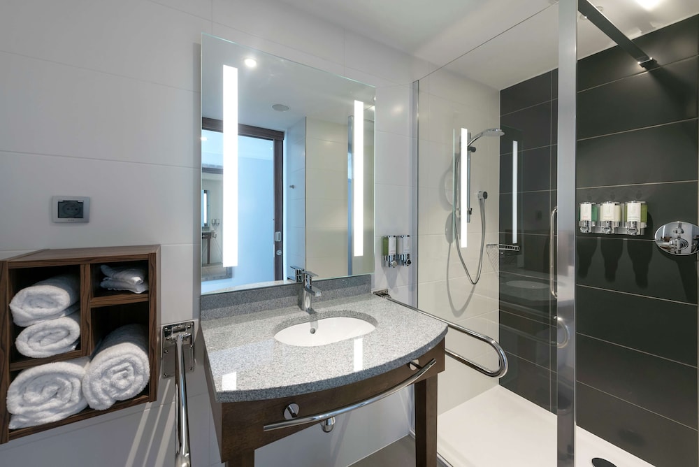 Room, 1 Queen Bed, Accessible - Photo 3