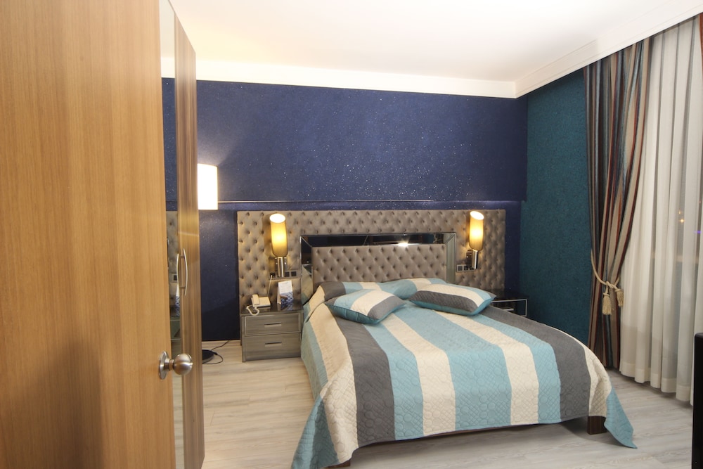 Suite, 1 King Bed photo 3