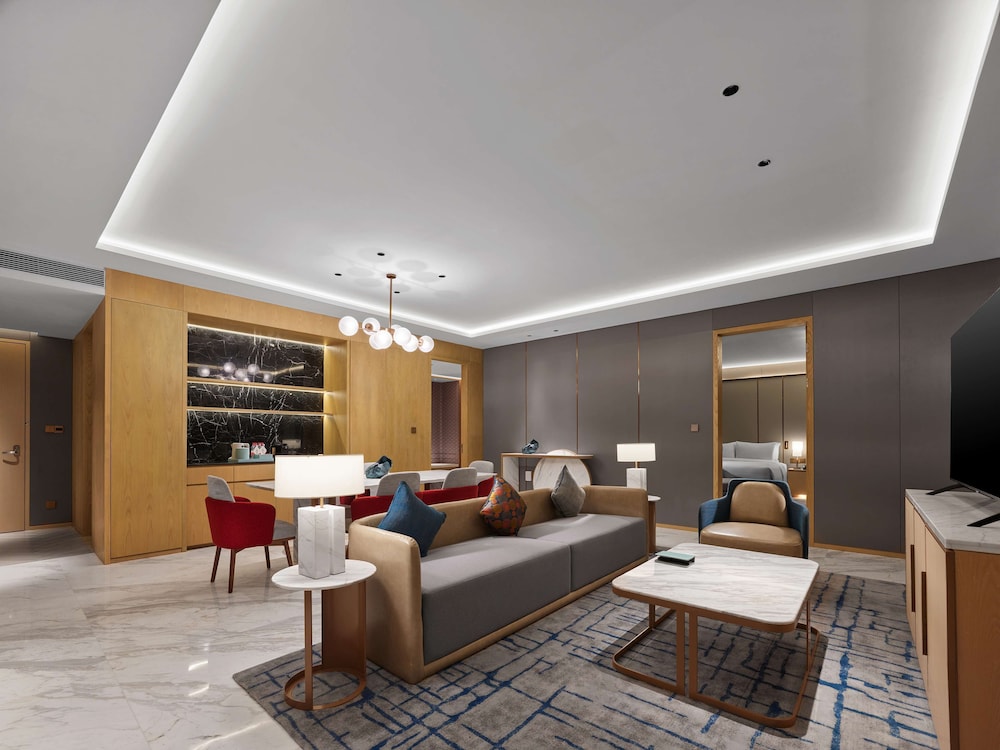 Premium Suite, 1 King Bed - Photo 1