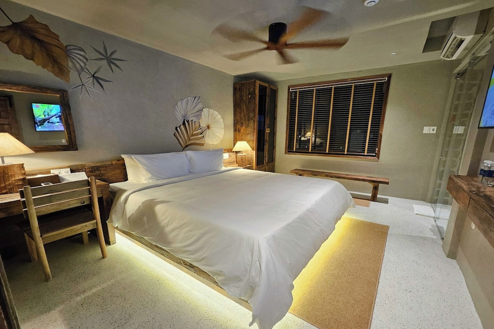 Deluxe Queen Room - Photo 1