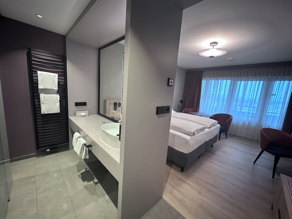 Deluxe Double Room, 1 King Bed thumbnail 6