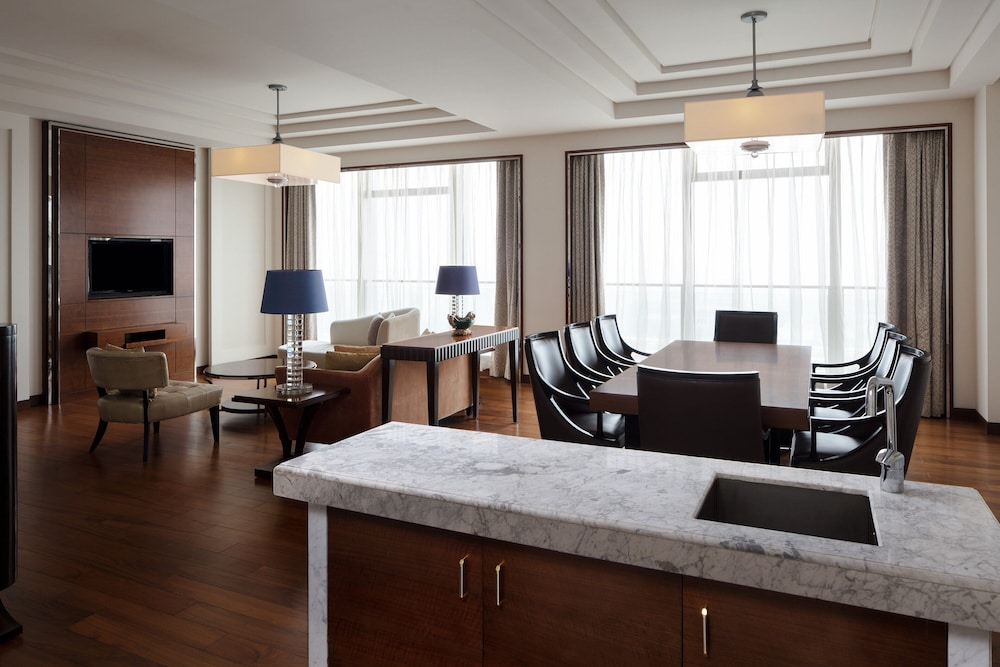 Suite, 1 King Bed - Photo 1