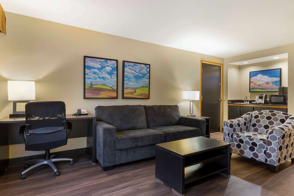Suite, 1 King Bed, Non Smoking, Poolside