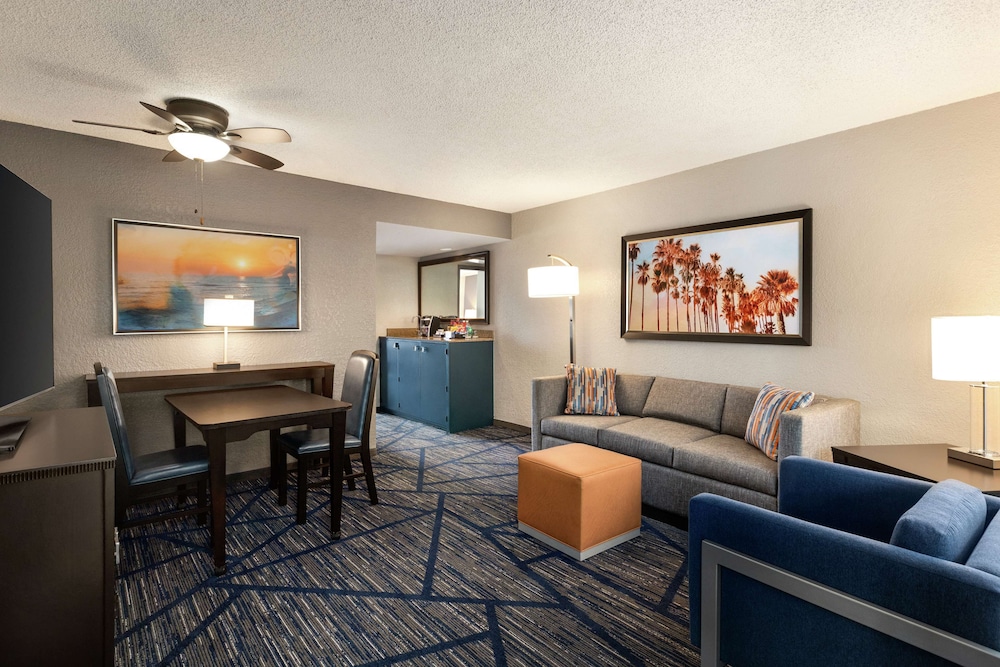 Premium Suite, 1 King Bed (Drinks/Snacks & Wi-Fi) - Photo 5