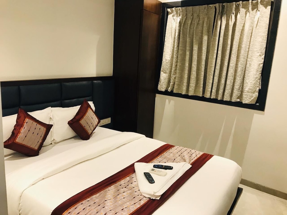 Deluxe Room - Photo 12