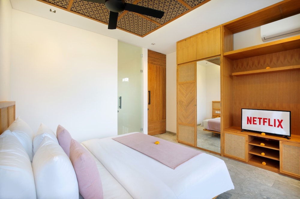 Three Bedroom Villa with Private Pool - Photo 6