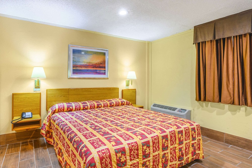 Standard Room, 1 King Bed, Smoking (Accessible) - Photo 1