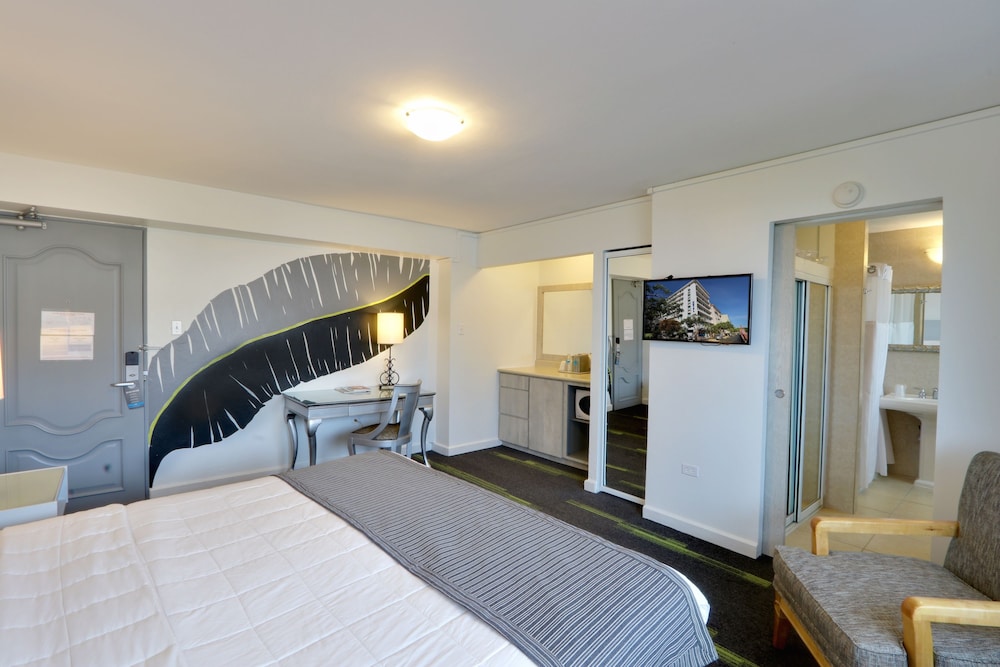 Superior Room, 1 King Bed photo 3