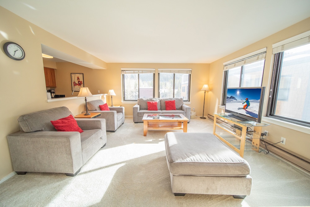 Deluxe Condo, 1 Bedroom, Pool Access, Corner (Edgewater 1444)