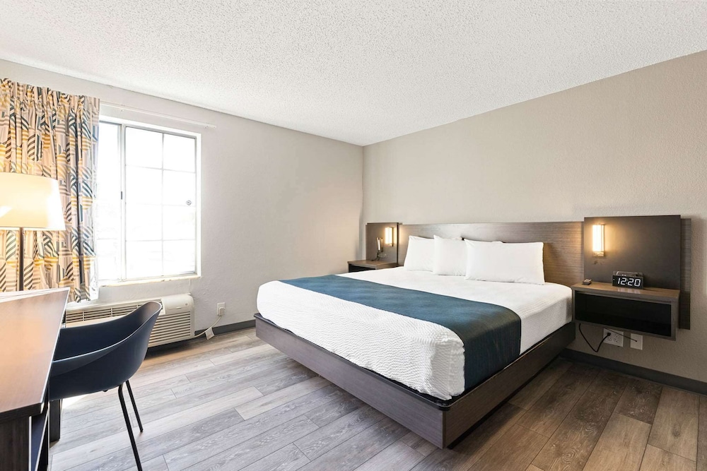 Standard Room, 1 King Bed, Non Smoking, Kitchenette - Photo 1