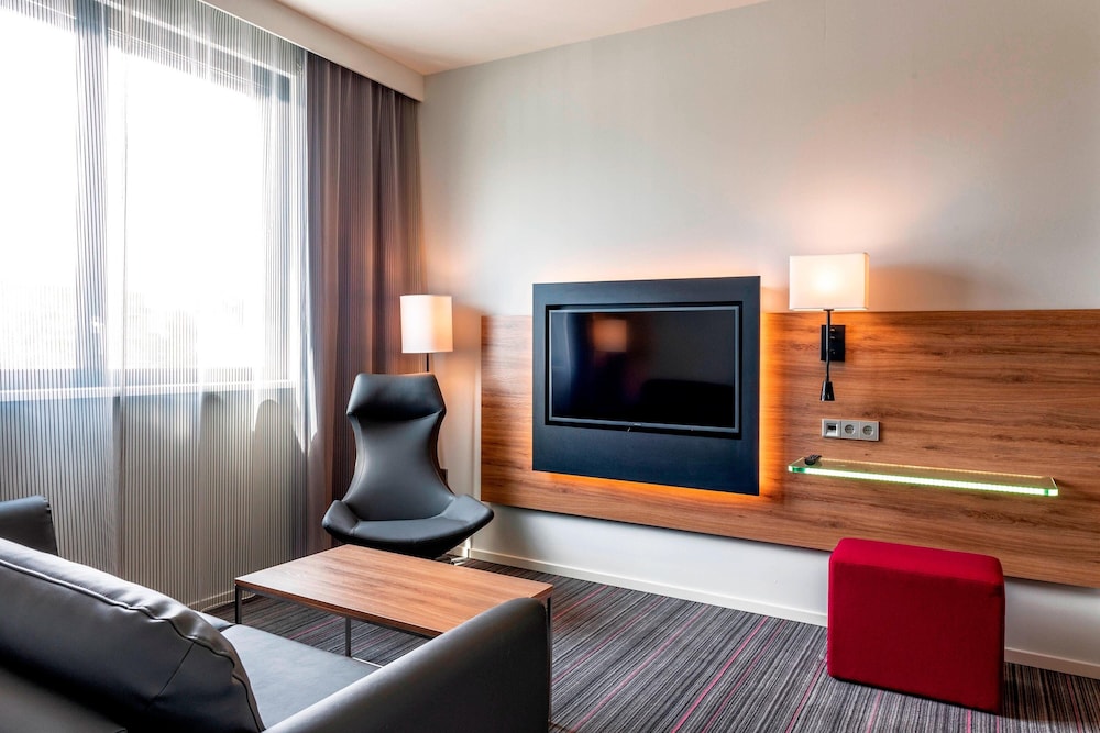 Family Room, 1 Queen Bed with Sofa bed thumbnail 5