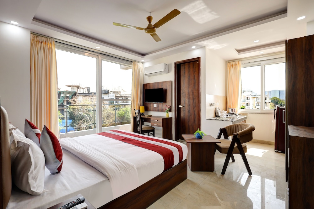 Deluxe Room with Kitchenette and Balcony