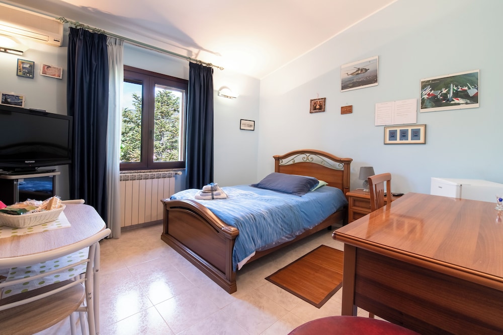 Classic Room, Non Smoking, Private Bathroom (Blue Room) photo 1