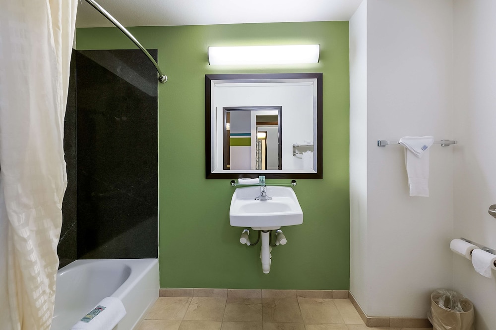 Suite, 1 King Bed, Accessible, Bathtub photo 3