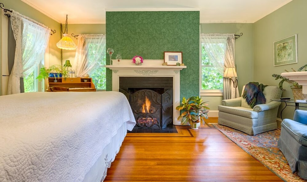 North Superior Room, 1 Queen Bed, Garden View