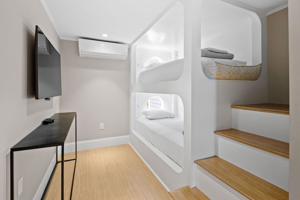 Pelham King Bunk Suite + Balcony