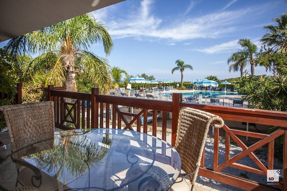 Standard Room, Pool View (Family) photo 3