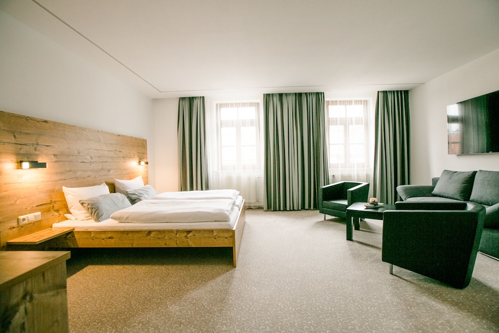 Traditional Triple Room, Hill View photo 3