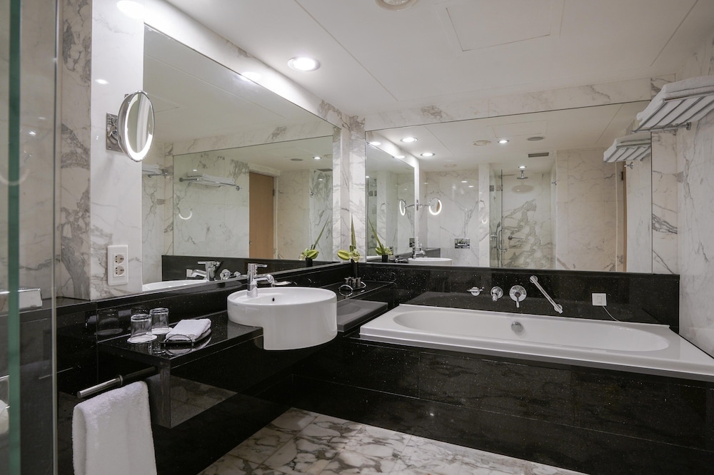 Grand Suite, 1 King Bed thumbnail 6