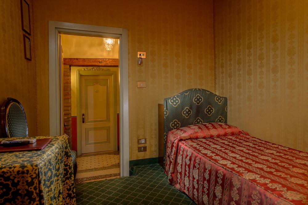 Standard Single Room, Shared Bathroom photo 2