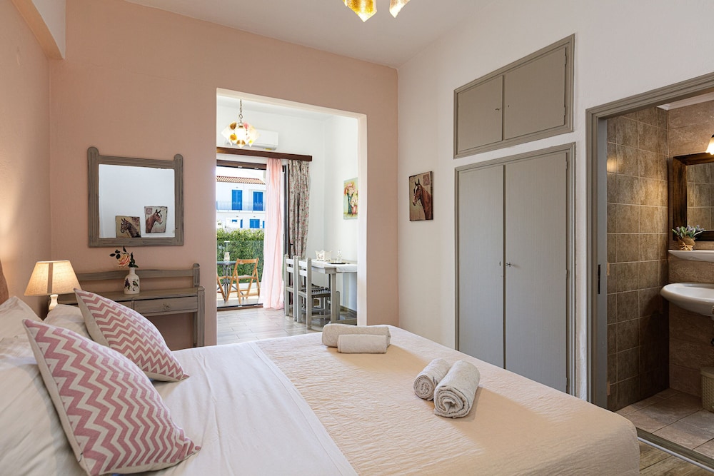 Superior Studio with Side Sea View photo 3