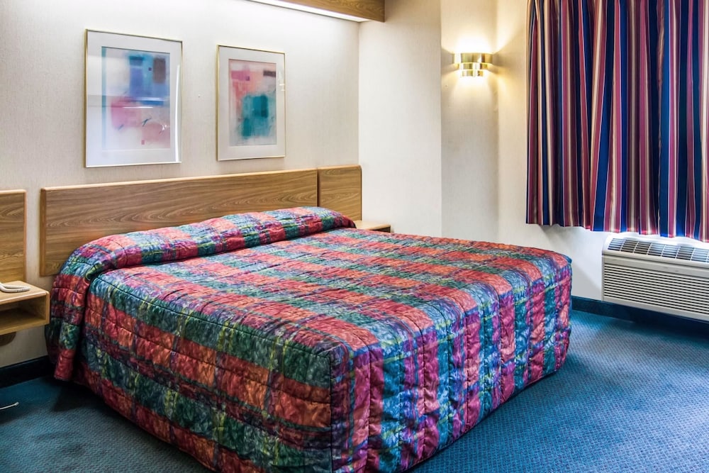 Standard Room, 1 King Bed, Non Smoking - Photo 6
