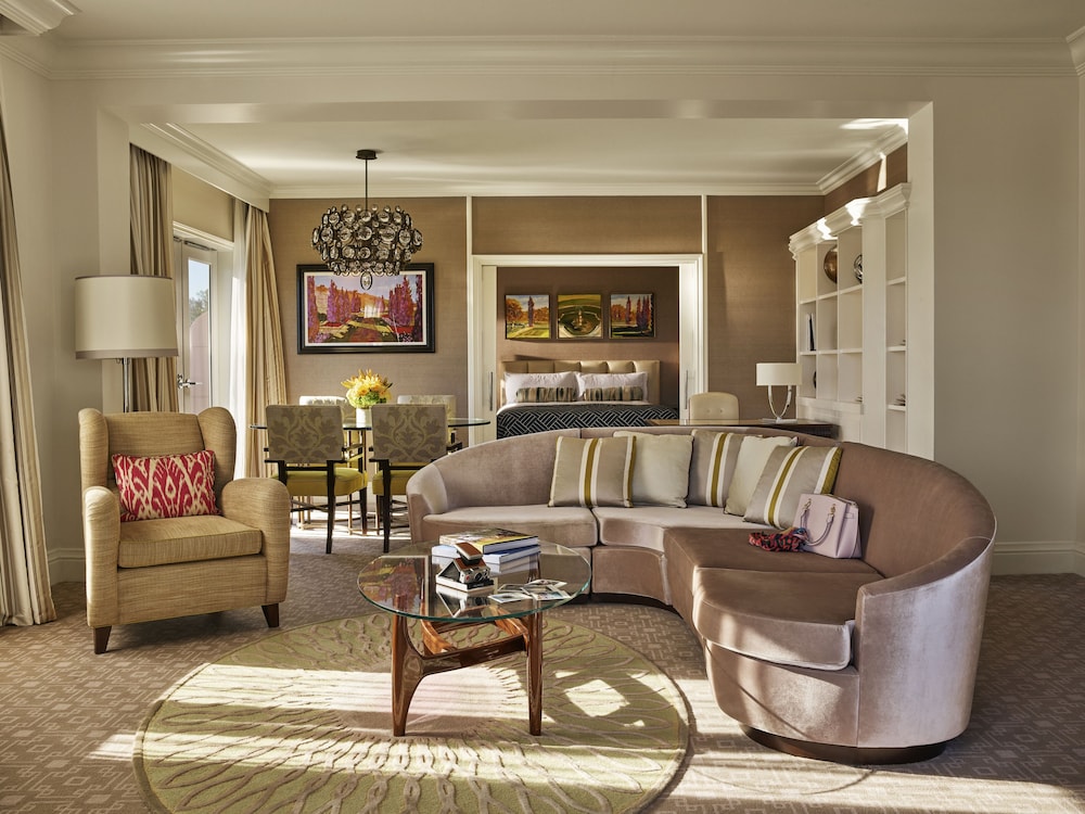 Beverly Hills Suite With Patio