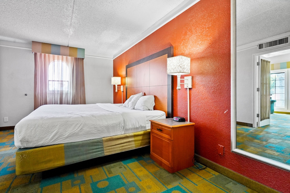 Deluxe Room, 1 King Bed, Non Smoking - Photo 3