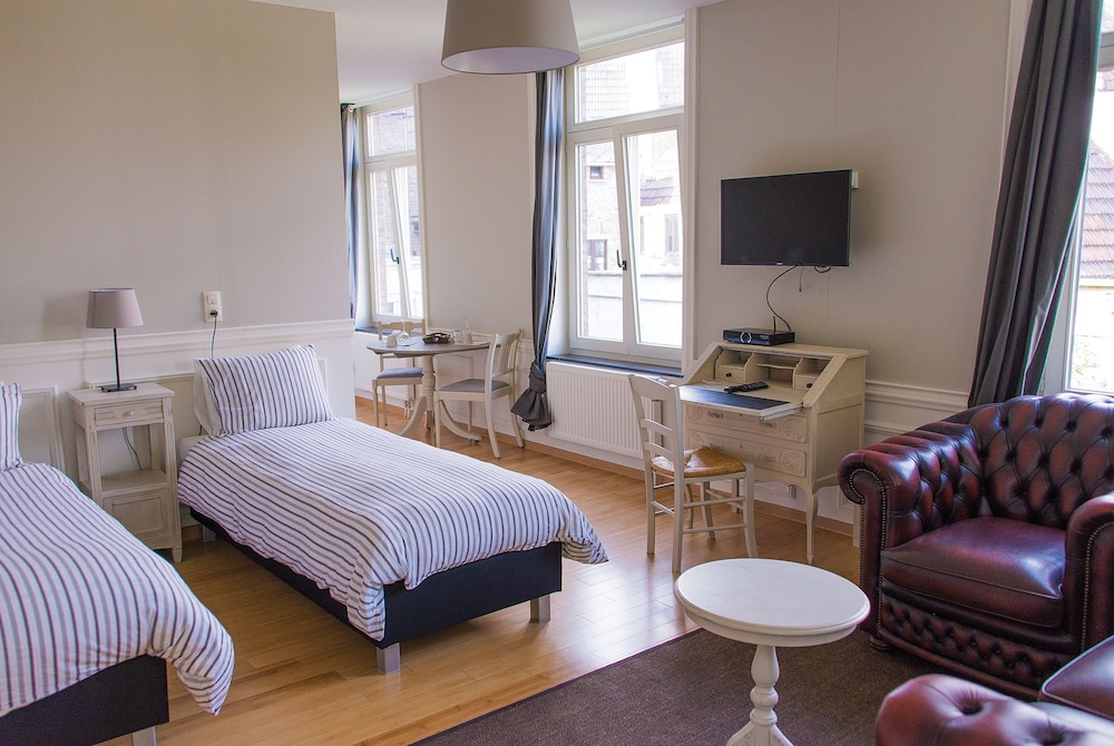 Business Suite, Kitchen, Garden View