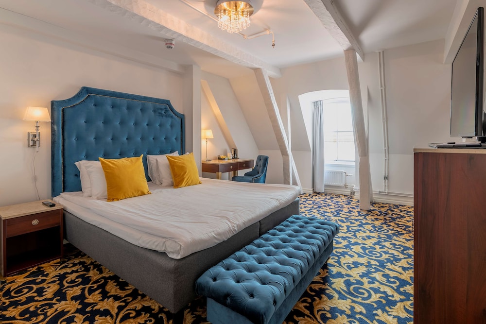 Deluxe Room, 1 King Bed, Non Smoking thumbnail 5